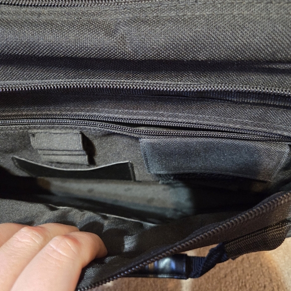 American Tourister black laptop briefcase or messenger bag GUC Travel Work - Picture 9 of 13
